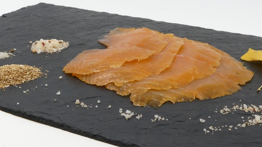 Plateau tranché à la main de saumon Bömlo fumé au bois de hêtre