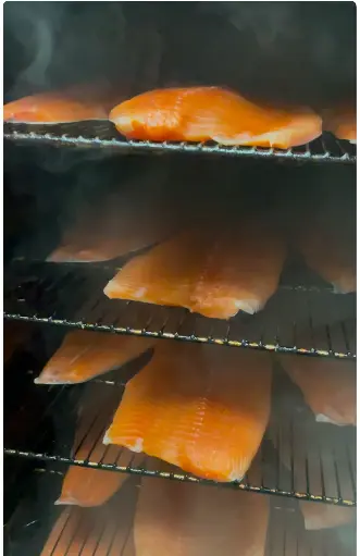 Saumon Bömlo, fumé au bois de hêtre, filet entier sur peau environ 1.5kg